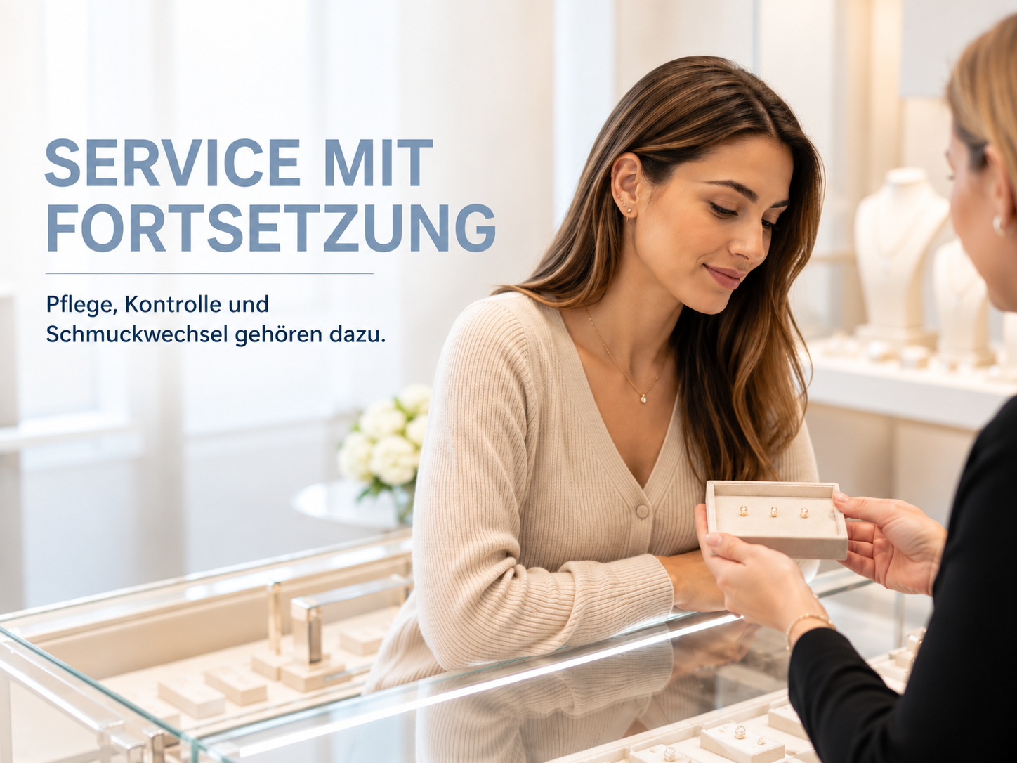 Frau mit goldener Halskette betrachtet kleine goldene Ohrstecker auf einem Präsentationstablett beim Juwelier.